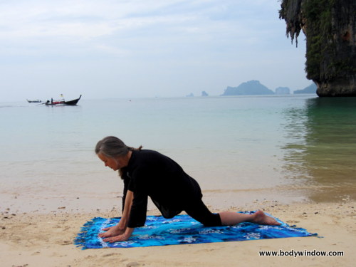 Yin Yoga Dragón Volando Bajo, Playa de Pranang, Railay, Tailandia